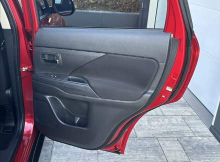Mitsubishi - Outlander