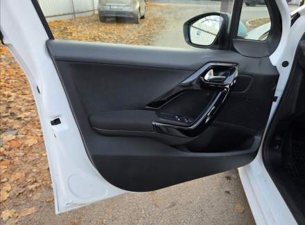Peugeot - 208