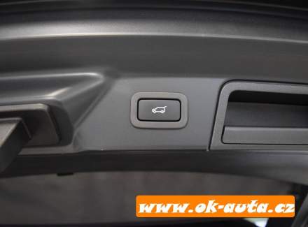 Land Rover - Range Rover Velar