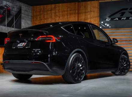 Tesla - Model Y