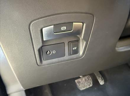 Land Rover - Range Rover Velar