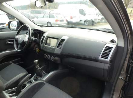 Mitsubishi - Outlander