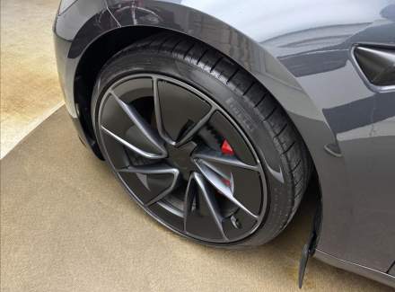 Tesla - Model 3