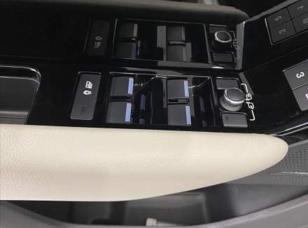 Land Rover - Range Rover Velar