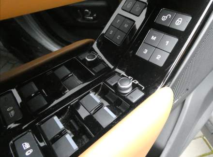 Land Rover - Range Rover Velar