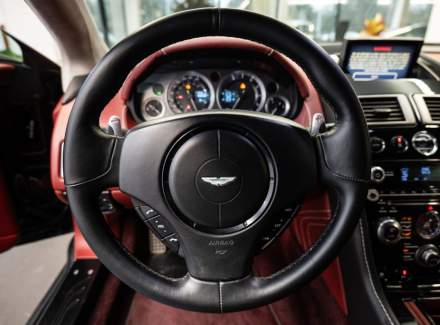 Aston Martin - V12 Vantage