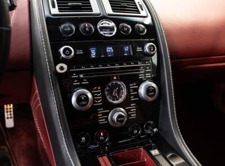 Aston Martin - V12 Vantage