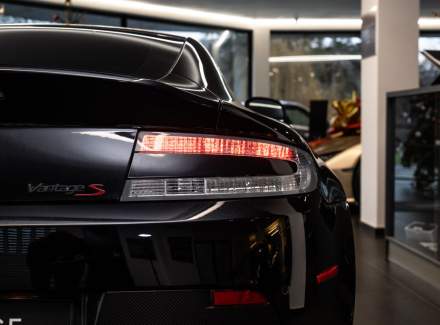 Aston Martin - V12 Vantage