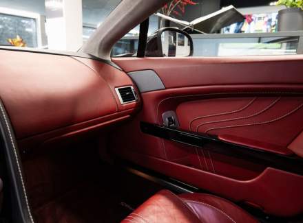 Aston Martin - V12 Vantage