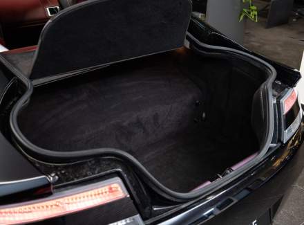 Aston Martin - V12 Vantage