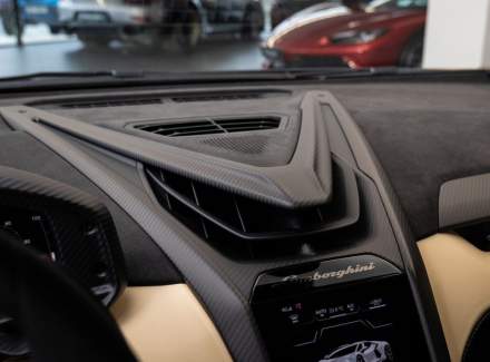 Lamborghini - Revuelto