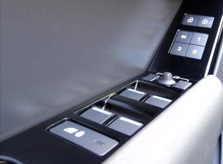 Land Rover - Range Rover Velar