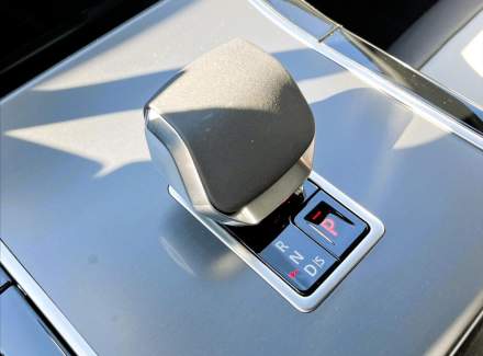 Land Rover - Range Rover Velar