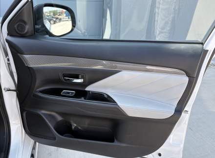 Mitsubishi - Outlander