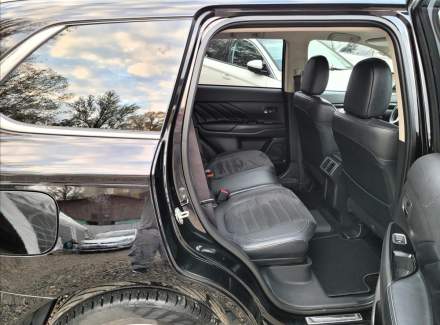 Mitsubishi - Outlander