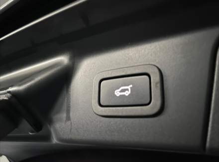 Land Rover - Range Rover Velar