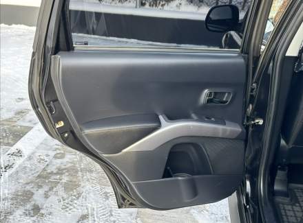 Mitsubishi - Outlander