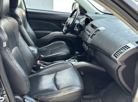 Mitsubishi - Outlander