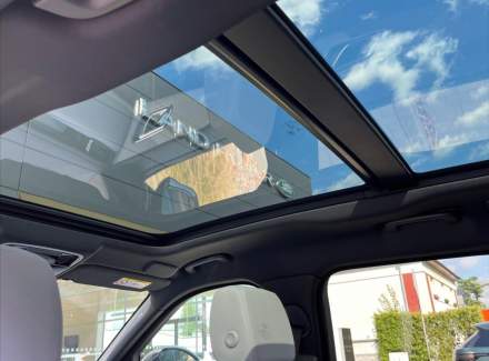 Land Rover - Range Rover Velar