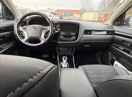 Mitsubishi - Outlander