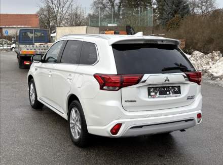 Mitsubishi - Outlander