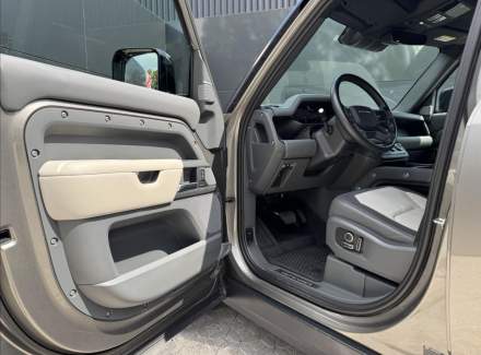 Land Rover - Defender