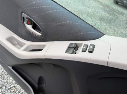 Toyota - Yaris 1.3 i VVT-i (87 Hp)