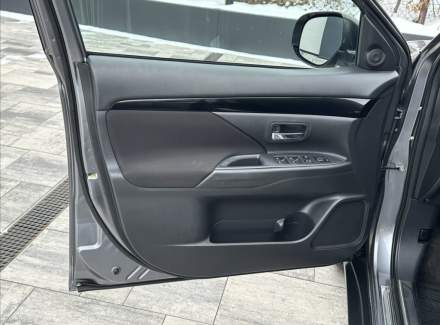 Mitsubishi - Outlander