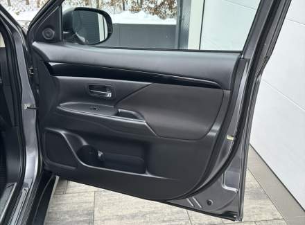 Mitsubishi - Outlander