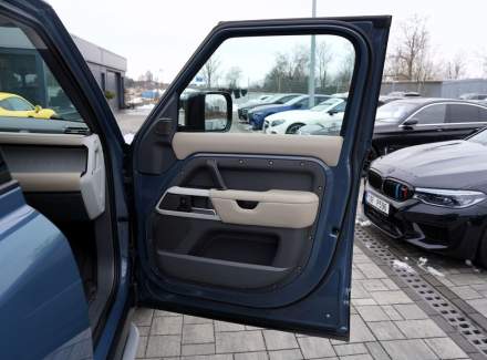 Land Rover - Defender