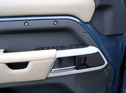 Land Rover - Defender