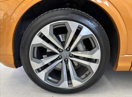 Audi - Q8