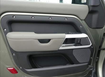 Land Rover - Defender