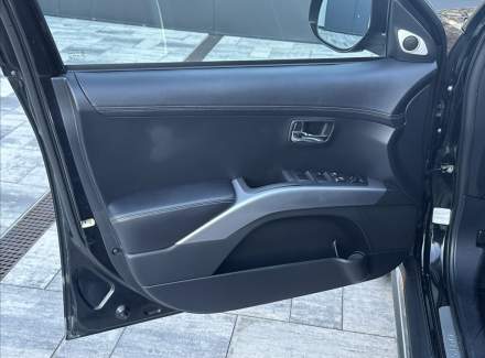 Mitsubishi - Outlander