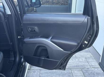 Mitsubishi - Outlander