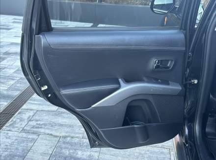 Mitsubishi - Outlander