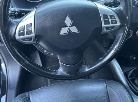 Mitsubishi - Outlander