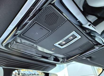 Land Rover - Range Rover Velar