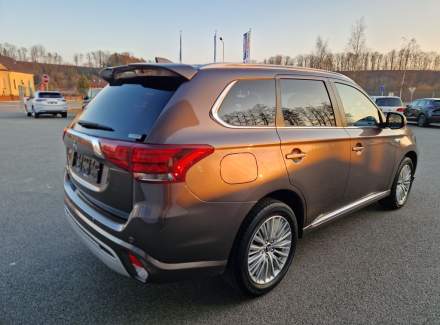 Mitsubishi - Outlander