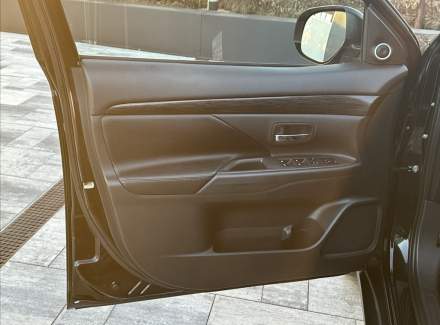 Mitsubishi - Outlander
