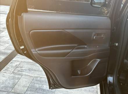 Mitsubishi - Outlander