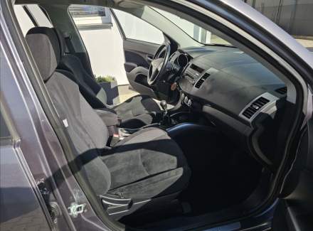 Mitsubishi - Outlander