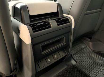 Land Rover - Defender