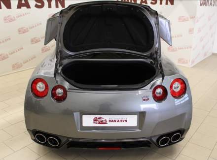 Nissan - GT-R