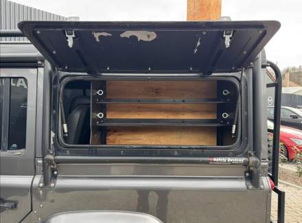 Land Rover - Defender