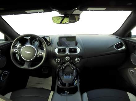 Aston Martin - V12 Vantage