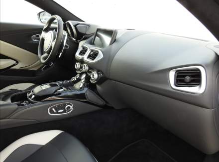 Aston Martin - V12 Vantage