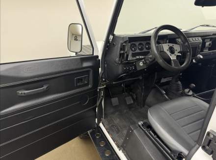 Land Rover - Defender