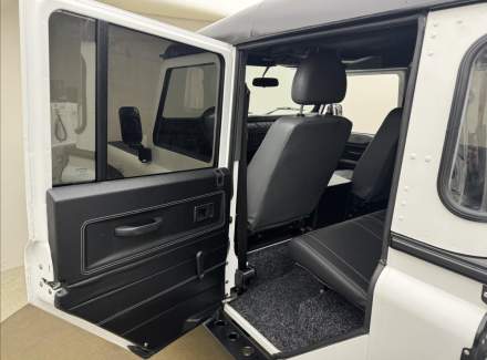 Land Rover - Defender