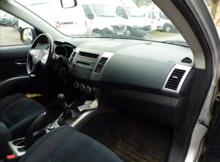 Mitsubishi - Outlander